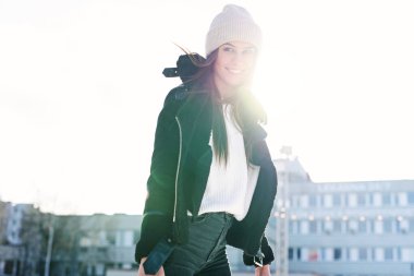 Mükemmel gülüşlü güzel bir kadının portresi açık havada buz pateni pistinde eğleniyor. Neşeli genç bayan Noel buz pateni pistinde kayıyor. Kış tatili dışarıda