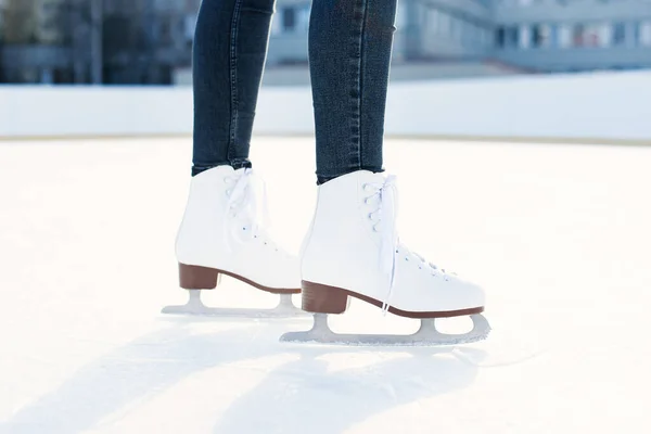 アイスリングにアイススケートが立っている女性の足の写真を閉じます 冬のアクティビティ — ストック写真