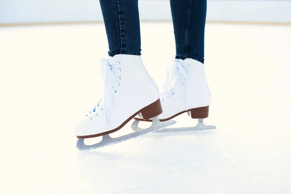 Nahaufnahme Von Weiblichen Beinen Mit Schlittschuhen Die Eisring Stehen Winteraktivitäten — Stockfoto