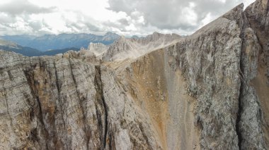Dağ sırasındaki Dolomite kaya duvarları. Kayalıklarda yürüyüş. Dolomitler UNESCO İtalyan Alpleri manzarası