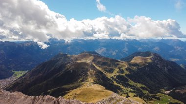 Güneşli vadi, görkemli yeşil dağ tepeleri arasında göl yeşil yemyeşil otlar ve çalılarla kaplı. İtalyan Dolomitleri 'nde sıcak yaz günü.