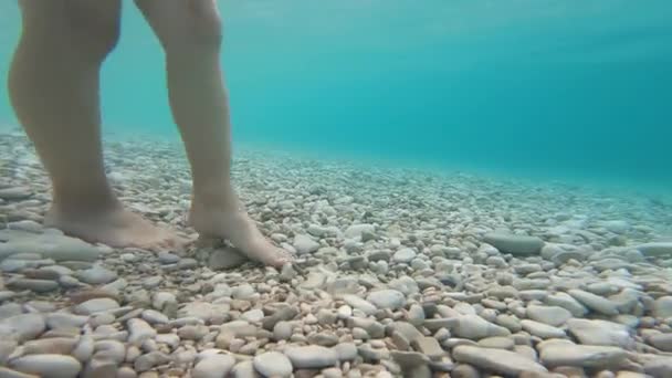 Shooting Little Childrens Foot Steps Crystal Clear Sea Water Bottom — Stockvideo