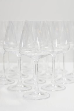 Barda bir sürü şarap kadehi var. Masada kristal gibi boş şarap kadehleri var. Alkol arka planı.