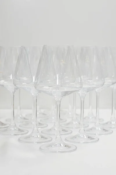 Viele Weingläser Der Bar Glasklare Leere Weingläser Auf Dem Tisch — Stockfoto