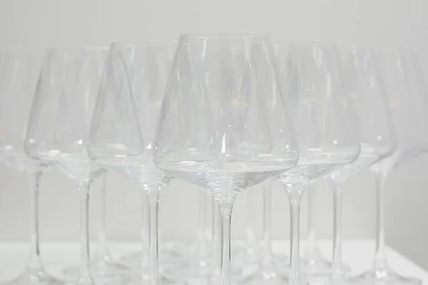 Viele Weingläser Der Bar Glasklare Leere Weingläser Auf Dem Tisch — Stockfoto