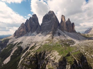 Dolomitler kayalar, Lavaredo 'nun Üç Tepesi. İtalyan Dolomitlerin panoramik fotoğrafı ve ünlü Tre Cime di Lavaredo yaz günbatımında Güney Tyrol 'da..