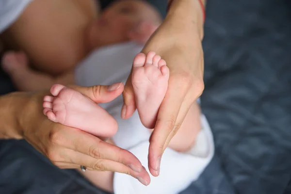 Feet Newborn Baby Moms Hands Happy Family Concept Mother Hug — Stock Photo, Image