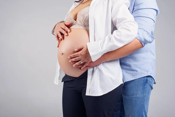 Terhes Férje Fogják Egymás Kezét Hasán Boldog Terhesség Koncepció — Stock Fotó