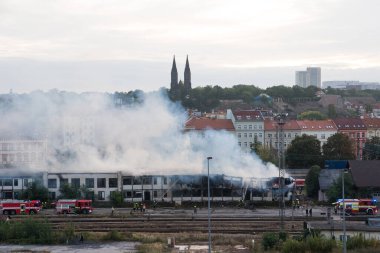Prag 'daki tren istasyonu bölgesindeki bir depoda büyük bir yangın çıktı..