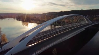Prag 'daki Vltava Nehri' nin üzerinden geçen modern köprünün hava manzarası. Günbatımında modern güzel köprü.