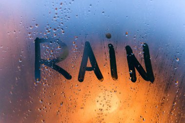 Yağışlı hava, terli cam üzerinde yazıt yağmur.