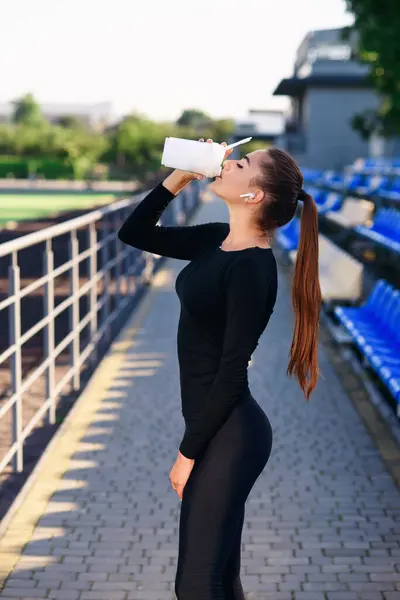 Uma Bela Garota Fitness Sportswear Preto Bebe Nutrição Esportiva Proteína Imagens Royalty-Free