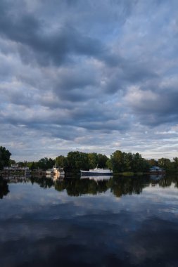 Marinada iki eski tekne. Sabah erkenden. Arka planda, gökyüzü birçok bulutla kaplıdır..