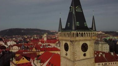 Prag Eski Şehir Meydanı 'nın üzerinde eski mimarisi ve Prag Astronomik Saat Kulesi ile güzel bir hava aracı manzarası..