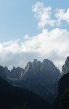 Günün yarısında İtalyan Dolomitlerinin göz kamaştırıcı kayalık zirveleri. Bir açı, farklı hava.