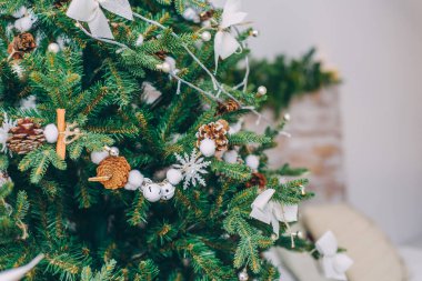 Noel ağacı süslemesi. Kurutulmuş portakal, koni ve tarçın çubukları. Çevre dostu noel ağacı iç kısımlarda süslenmiş..