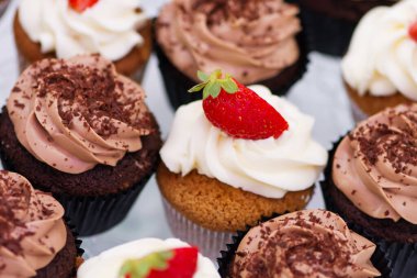 Kutlama partisinde çikolata. Düğün masası şekerli, pastalı, pastalı, kekli, şekerli.