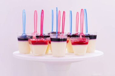 Kutlama partisinde çikolata. Düğün masası şekerli, pastalı, pastalı, kekli, şekerli.