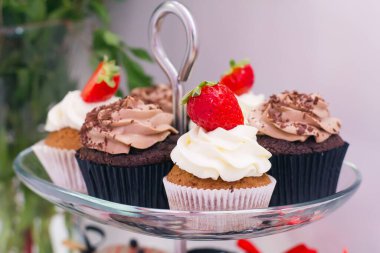 Kutlama partisinde çikolata. Düğün masası şekerli, pastalı, pastalı, kekli, şekerli.