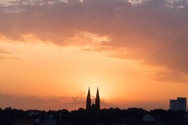 Çek Cumhuriyeti Prag 'da gün doğumunda Vyshegrad kilisesinin iki kulesinin silueti. Sabah güneşi iki kilise kulesinde.