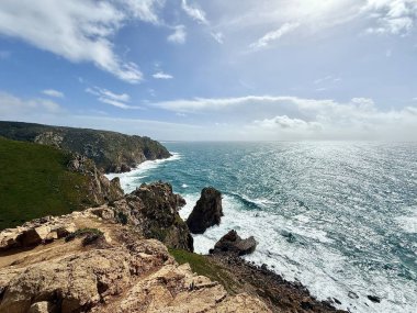 Cabo da Roca, Avrupa 'nın en batı noktası, Atlantik Okyanusu' na bakan kayalık kenar..