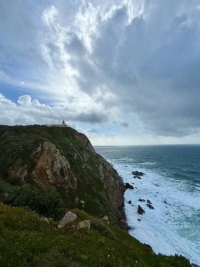Cabo da Roca deniz fenerinin manzarası. Sintra, Portekiz. Cape Cabo da Roca, Avrupa 'nın en batı noktası..