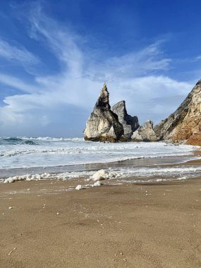 Güneşli bir günde Atlantik Okyanusu kıyısındaki görkemli kayalık plaj. Praia da Ursa plajı, Sintra, Portekiz.