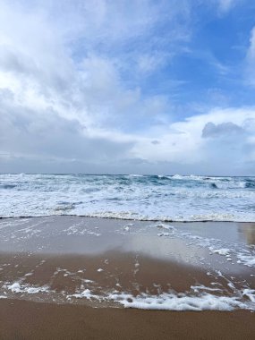 Güneşli bir günde Atlantik Okyanusu kıyısındaki görkemli kayalık plaj. Praia da Ursa plajı, Sintra, Portekiz.