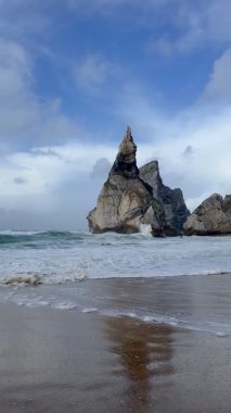 Güneşli bir günde Atlantik Okyanusu kıyısındaki görkemli kayalık plaj. Praia da Ursa plajı, Sintra, Portekiz.