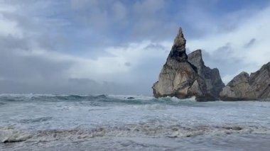 Güneşli bir günde Atlantik Okyanusu kıyısındaki görkemli kayalık plaj. Praia da Ursa plajı, Sintra, Portekiz.