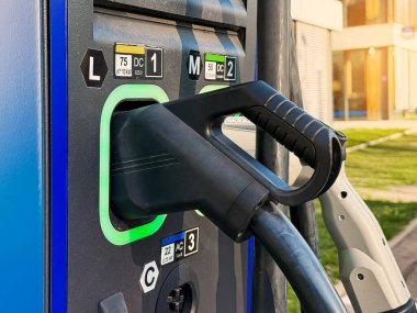 Sürdürülebilir kaynaktan üretilen yeşil enerji ve eko güç kavramında elektrikli araçlar için EV şarj istasyonu.