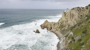 Cabo da Roca, Avrupa 'nın en batı noktası, Atlantik Okyanusu' na bakan kayalık kenar..