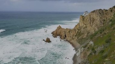 Cabo da Roca, Avrupa 'nın en batı noktası, Atlantik Okyanusu' na bakan kayalık kenar..