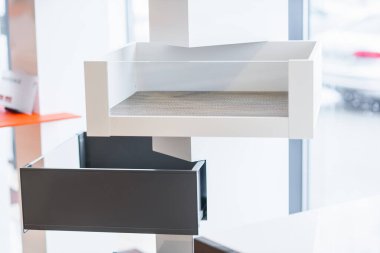 Akıllı depolama çözümü Çatal bıçaklı mutfak çekmecesi. İki çekmece yüksek siyah cephenin arkasında saklanıyor..