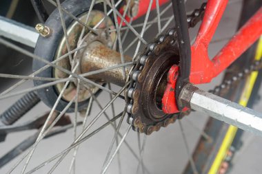 Direksiyondaki eski bisiklet zincirini kapat.