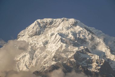 Annapurna 'nın güney tepesini kışın ilk kar ve gün batımı ile doldurun.