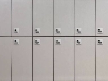 Spor salonundaki beyaz dolap insanlar spor yaparken kişisel eşyalarını saklasın diye.