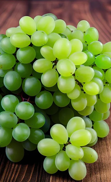Sarmaşıkta Olgun Kırmızı Şarap Üzümlerinin Yakın Çekimi — Stok fotoğraf