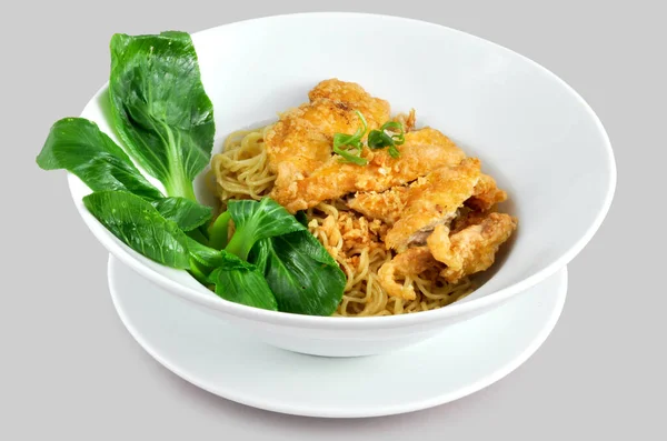 Kahvaltıda kızarmış tavuk ve cüce lahanalı erişte. 