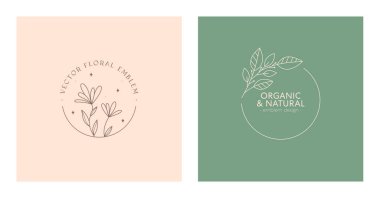 Çiçekli vektör amblemleri. Doğrusal çiçekler, dal ve çerçeve içeren doğal logo tasarımları. Modayı takip eden minimalist tarzda modern eko veya biyolojik rozetler..