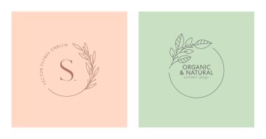 Çiçekli vektör amblemleri. Doğrusal dalları ve çerçevesi olan doğal logo tasarımları. Modayı takip eden minimalist tarzda modern eko veya biyolojik rozetler..
