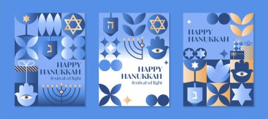 Vektör Mutlu Hanuka posterleri. Menora, güvercin, dreidel, hamsa, hediye David yıldızı, mavi, altın ve beyaz renkler. Yahudi ışık festivali baskılar, kapaklar, davetiyeler için şablonları selamlıyor..