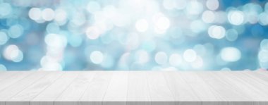 Noel tatili arkaplanı, kış bokeh 'inde boş ahşap masa. Noel tatilinin arka planında, ürün düzenleme ve dekorasyon için kışın ışık bulanıklığının üzerindeki boş tahta masa.