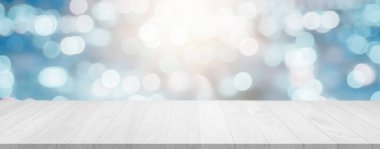 Noel tatili arkaplanı, kış bokeh 'inde boş ahşap masa. Holliday 'de xmas tatilinin arka planında, ürün düzenleme ve dekorasyon için kışın hafif bulanık ahşap masa.