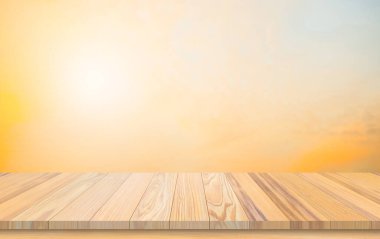 Ahşap teras. Bulanık ve Noel arkaplan kavramı. Ahşap beyaz masa üstü perspektifi ürün görüntüleme montajı için ışık ve dağ bulanık arkaplan görüntüsü ile gökyüzünün doğal önünde.