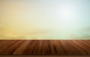 Ahşap teras. Bulanık ve Noel arkaplan kavramı. Ahşap beyaz masa üstü perspektifi ürün görüntüleme montajı için ışık ve dağ bulanık arkaplan görüntüsü ile gökyüzünün doğal önünde.