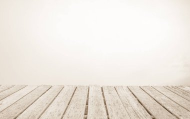 Ahşap teras. Bulanık ve Noel arkaplan kavramı. Ahşap beyaz masa üstü perspektifi ürün görüntüleme montajı için ışık ve dağ bulanık arkaplan görüntüsü ile gökyüzünün doğal önünde.