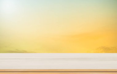 Ahşap teras. Bulanık ve Noel arkaplan kavramı. Ahşap beyaz masa üstü perspektifi ürün görüntüleme montajı için ışık ve dağ bulanık arkaplan görüntüsü ile gökyüzünün doğal önünde.