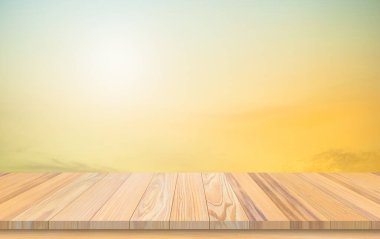 Ahşap teras. Bulanık ve Noel arkaplan kavramı. Ahşap beyaz masa üstü perspektifi ürün görüntüleme montajı için ışık ve dağ bulanık arkaplan görüntüsü ile gökyüzünün doğal önünde.