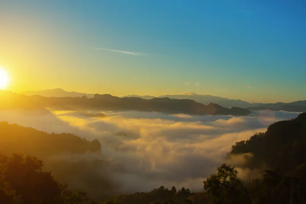Natuurlijke Mist Bergen Zonlicht Achtergrond Wazig Mistige Golven Warme Kleuren — Stockfoto